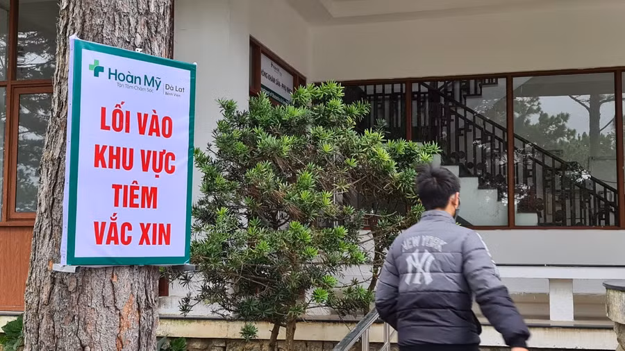 Sinh viên, học sinh trúng tuyển chuẩn bị nhập học được ưu tiên tiêm vắc xin phòng Covid-19. Ảnh: Lâm Viên