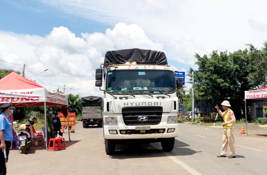 Phương tiện chở hàng hóa thiết yếu qua lại chốt được lưu thông như điều kiện bình thường, ngoại trừ những hàng hóa cấm kinh doanh hoặc hàng hóa hạn chế kinh doanh theo quy định. Ảnh: Lê Hòa Cho phép lưu thông như điều kiện bình thường đối với hàng hóa thiết yếu. Ảnh: Lê Hòa