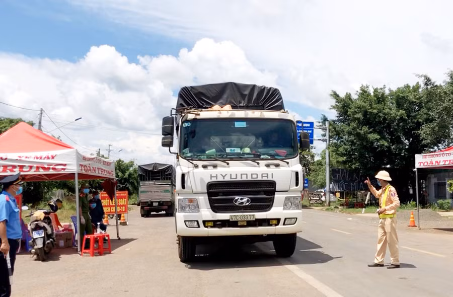 Cho phép lưu thông như điều kiện bình thường đối với hàng hóa thiết yếu. Ảnh: Lê Hòa