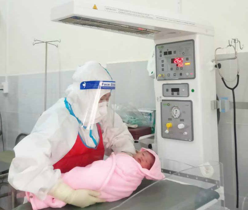 Bé trai có mẹ là F1 chào đời an toàn, nặng 3,3 kg tại Bệnh viện điều trị Covid-19 cơ sở 3 sáng 10-8. Ảnh: Như Nguyện