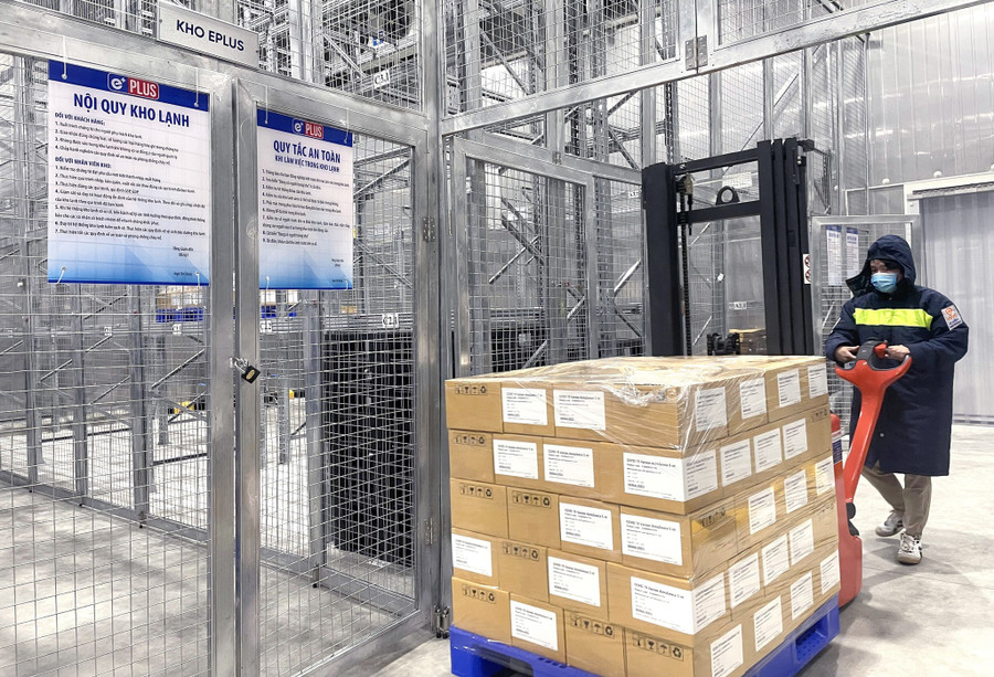 Bàn giao vắc xin cho Bộ Y tế. Ảnh: Phong Lan