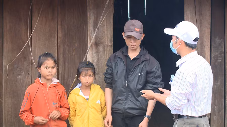 Nhiều thầy cô giáo phải tới từng nhà động viên học sinh đến lớp