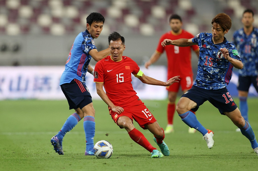 Wu Xi (áo số 15) trận gặp đội Nhật Bản. Ảnh: REUTERS