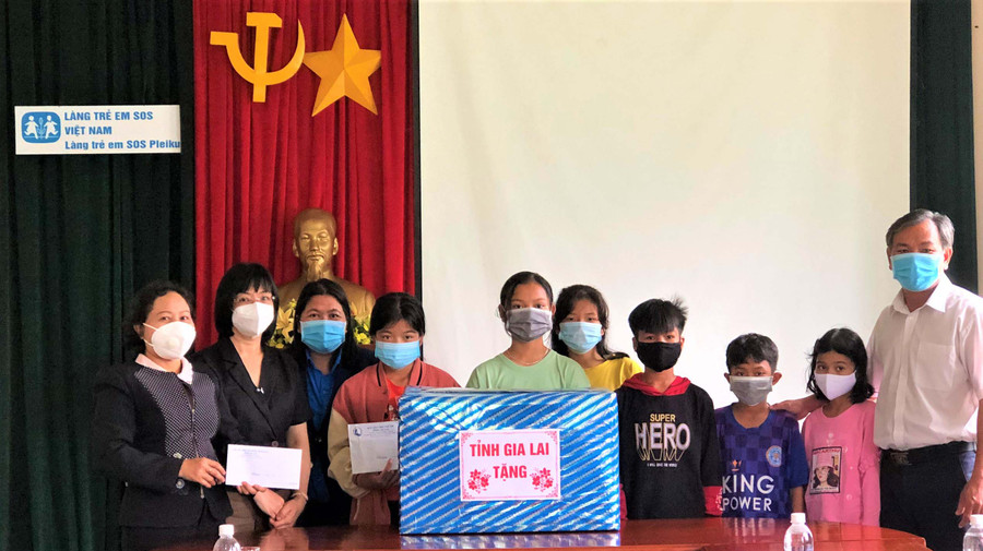 Phó Chủ tịch HĐND tỉnh Ayun H'Bút (bìa trái) và Phó Chủ tịch UBND tỉnh Nguyễn Thị Thanh Lịch (thứ 2 từ trái sang) tặng quà trẻ em mồ côi tại Làng Trẻ em SOS Pleiku. Ảnh: Đinh Yến Đoàn lãnh đạo tỉnh tặng quà trẻ em mồ côi tại Làng Trẻ em SOS Pleiku. Ảnh. Đinh Yến