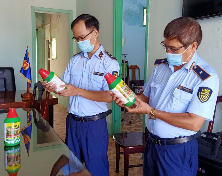 Đội Quản lý Thị trường số 5 tịch thu sản phẩm vi phạm. Ảnh: Vũ Thảo