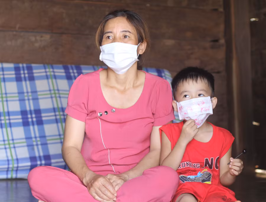  Chị Lê Thị Duyên (thôn Phú Bình, xã Ia Le, huyện Chư Pưh) lo lắng vì chồng đang mắc kẹt tại tỉnh Đồng Nai. Ảnh: Phan Lài