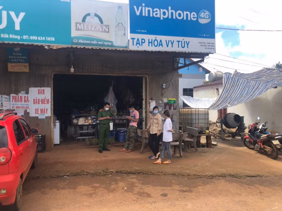 Công an điều tra hiện trường làm rõ vụ xô xát xảy ra hôm 19/9. Ảnh: Công an cung cấp.