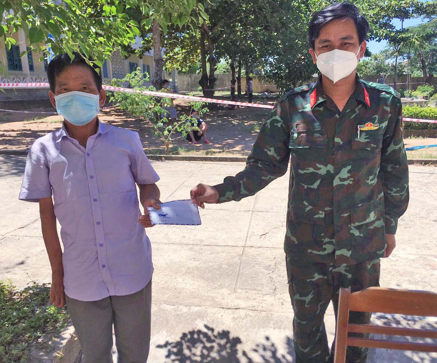 Cán bộ khu cách ly tập trung huyện Kbang trao quà hỗ trợ người nghèo thực hiện cách ly tại đây . Ảnh: Lam Nguyên