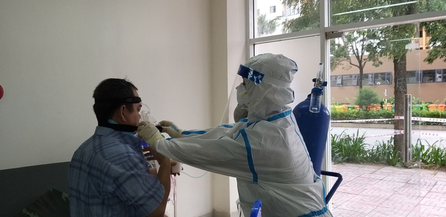 Tình nguyện viên chăm sóc bệnh nhân