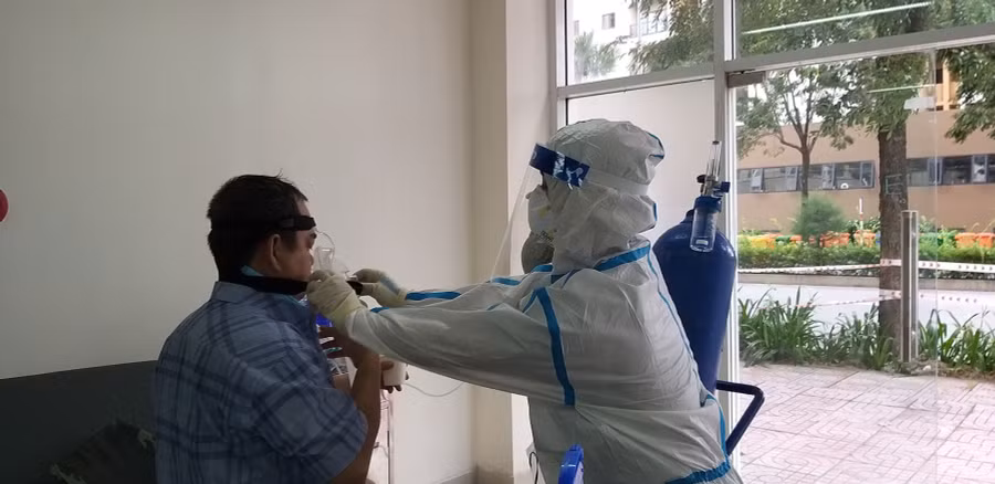 Tình nguyện viên chăm sóc bệnh nhân