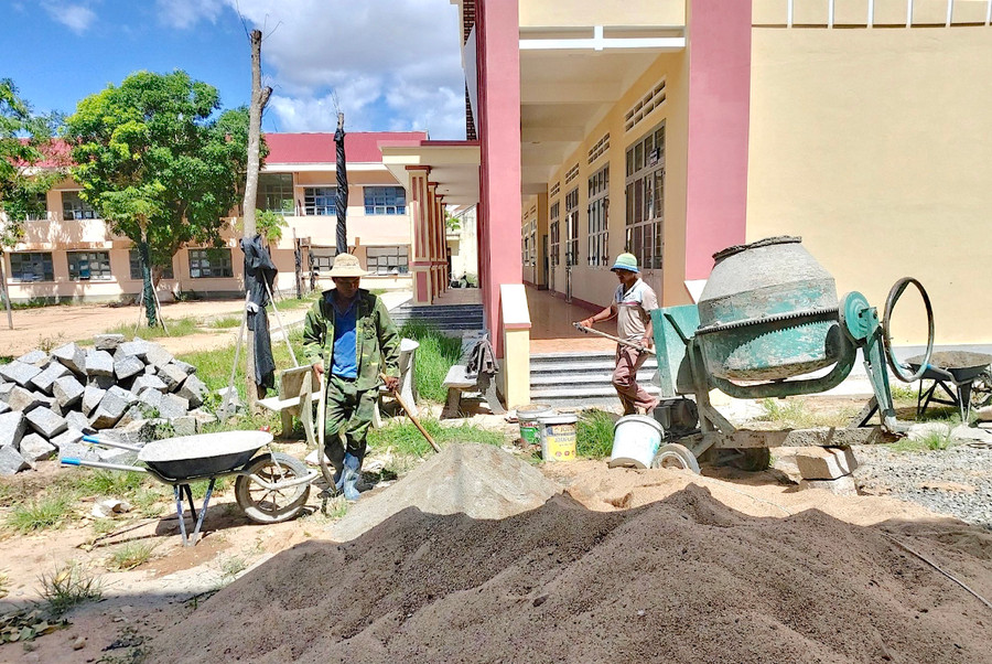  Hàng năm, nhiều trường học trên địa bàn tỉnh được bố trí kinh phí để sửa chữa hoặc xây mới. Ảnh: Mộc Trà