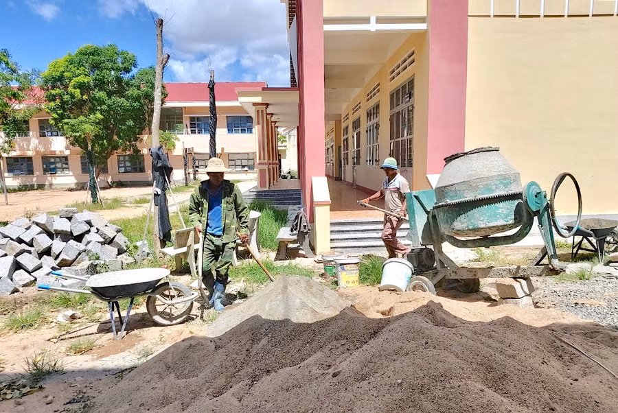  Hàng năm, nhiều trường học trên địa bàn tỉnh được bố trí kinh phí để sửa chữa hoặc xây mới. Ảnh: Mộc Trà