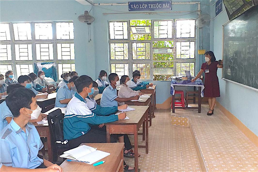 Các trường tận dụng thời gian học sinh đến trường để dạy kiến thức trọng tâm. Ảnh: Mộc Trà