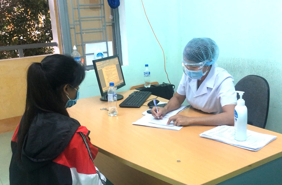 Học sinh Trường THPT Dân tộc Nội trú Đông Gia Lai (thị xã An Khê) thực hiện khai báo y tế trong ngày đầu tiên đến trường. Ảnh: Ngọc Minh