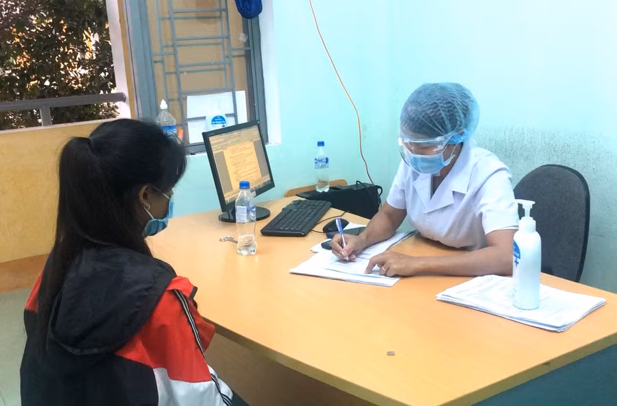 Học sinh Trường THPT Dân tộc Nội trú Đông Gia Lai (thị xã An Khê) thực hiện khai báo y tế trong ngày đầu tiên đến trường. Ảnh: Ngọc Minh