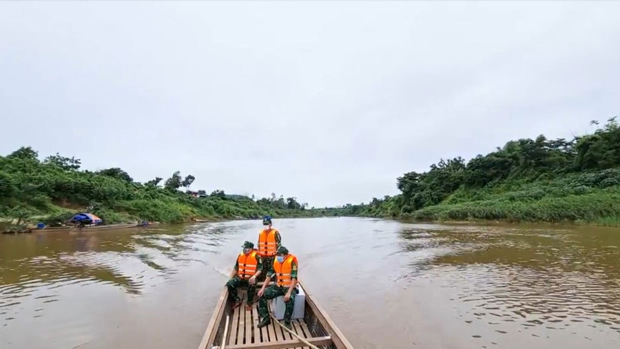 Lực lượng biên phòng tăng cường tuần tra, kiểm soát dọc sông Sê Pôn mùa dịch. Ảnh: THANH LỘC