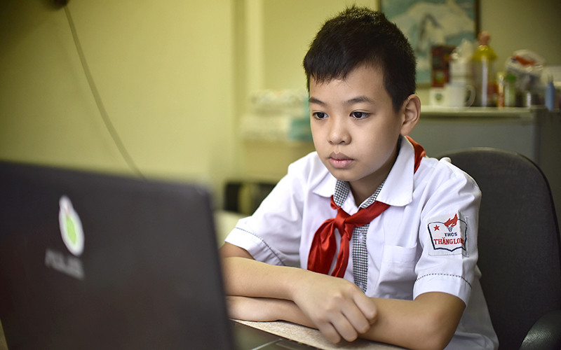 Học sinh lớp 7E, trường THCS Thăng Long, quận Ba Đình (Hà Nội), đang lắng nghe cô giáo dặn dò trong buổi sinh hoạt lớp trực tuyến đầu tiên của năm học. (Ảnh: Minh Duy)