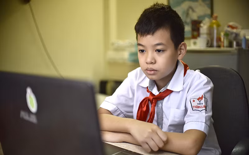 Học sinh lớp 7E, trường THCS Thăng Long, quận Ba Đình (Hà Nội), đang lắng nghe cô giáo dặn dò trong buổi sinh hoạt lớp trực tuyến đầu tiên của năm học. (Ảnh: Minh Duy)