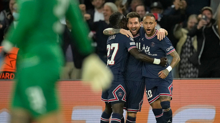 Messi (giữa) ăn mừng bàn thắng đầu tiên cho PSG. Ảnh: AFP