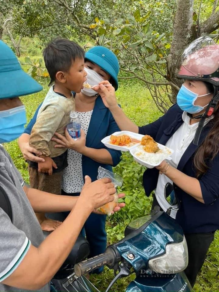 Cháu Thạch Lâm Tùng được bà Trần Tuệ Hiền - Chủ tịch UBND tỉnh Bình Phước - bồng trên tay và được mọi người cho ăn cơm, sau một ngày đêm đói khát, lạc trong rừng cao su. Ảnh: T.L Cháu Thạch Lâm Tùng được bà Trần Tuệ Hiền - Chủ tịch UBND tỉnh Bình Phước - bồng trên tay và được mọi người cho ăn cơm, sau một ngày đêm đói khát, lạc trong rừng cao su. Ảnh: T.L