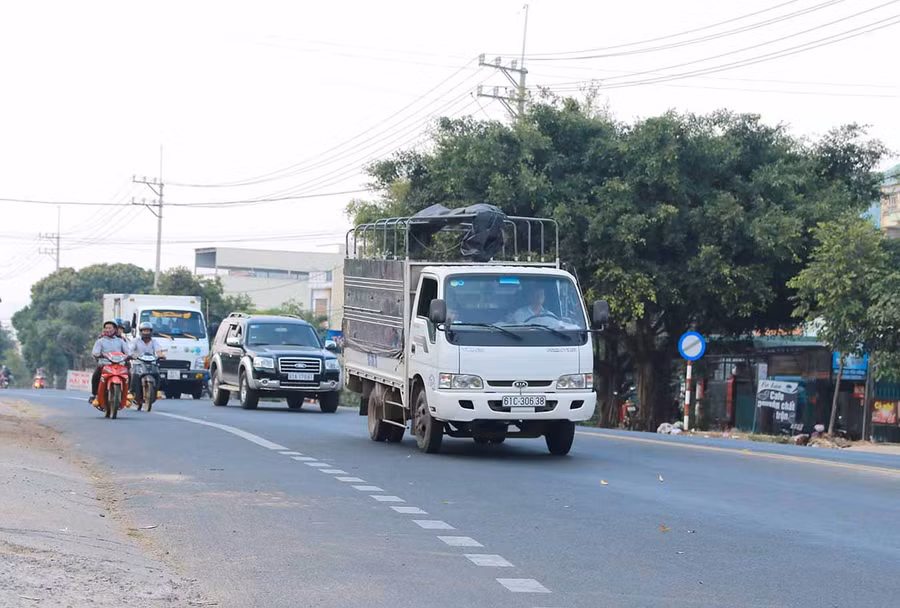  Người trên xe ô tô vận tải hàng hóa có thể thực hiện kê khai thông tin trên phần mềm của Cục Cảnh sát Quản lý hành chính về Trật tự xã hội. Ảnh: Đinh Huy Hoàng