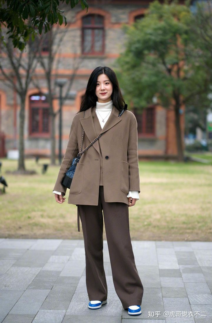Áo khoác dạ ngắn màu nâu mix cùng quần ống suông rộng tiệp màu tạo ra hệ thống màu đất nhã nhặn, trầm ấm rất thu hút. Vào mùa đông lạnh giá có thể mang đến cho người nhìn cảm giác ấm áp và thoải mái, tao nhã và yên bình.
