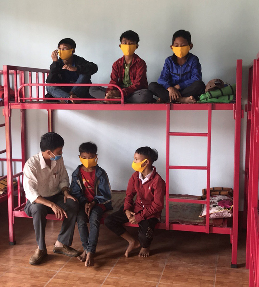 Thầy cô Trường Tiểu học và THCS Đak Jơ Ta quan tâm động viên các em học sinh ở làng Đê Bơ Tưk về học bán trú tại điểm trường chính. Ảnh: Phương Linh Thầy cô Trường Tiểu học và THCS Đak Jơ Ta quan tâm động viên các em học sinh ở làng Đê Bơ Tưk về học bán trú tại điểm trường chính. Ảnh: Phương Linh