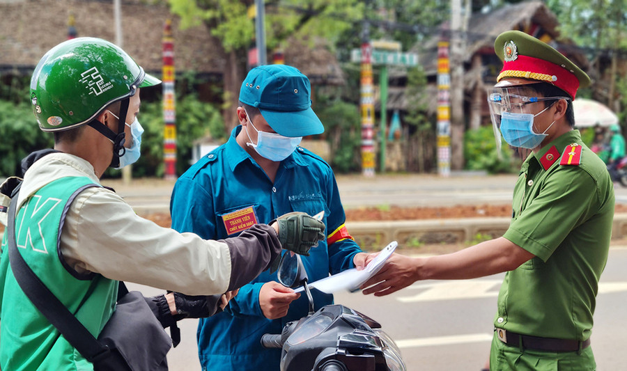  Công an xã Biển Hồ kiểm tra giấy đi đường của shipper giao hàng. Ảnh: Bá Bính