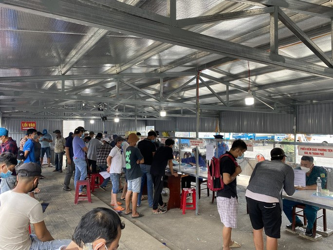 Tài xế đăng ký vào Đà Nẵng tại chốt kiểm soát trên Quốc lộ 1- xã Hòa Phước, huyện Hòa Vang. Tài xế đăng ký vào Đà Nẵng tại chốt kiểm soát trên Quốc lộ 1- xã Hòa Phước, huyện Hòa Vang