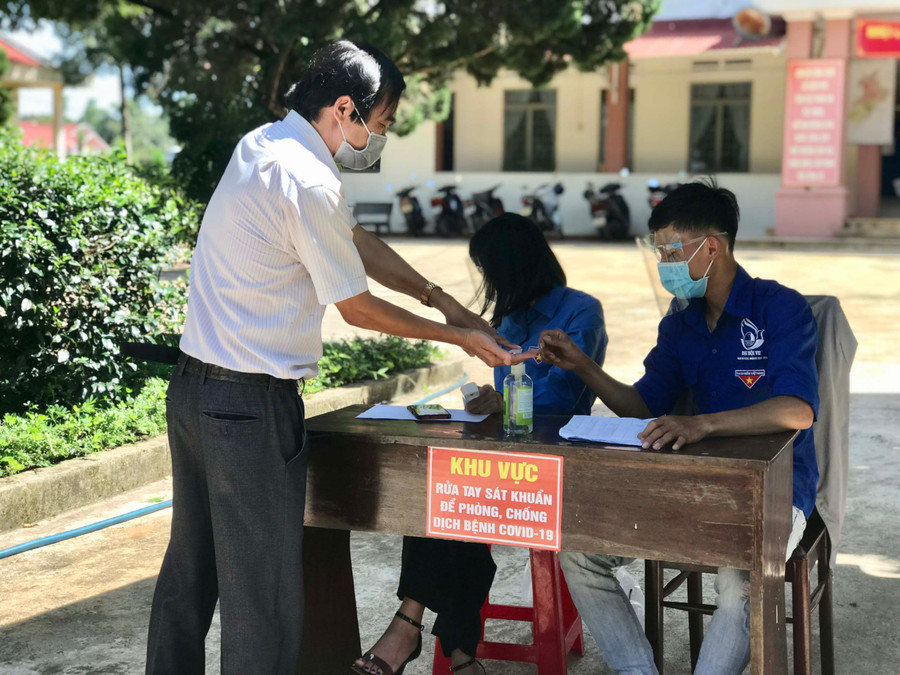 Người dân đến trụ sở UBND xã giao dịch đều được sát khuẩn tay để phòng-chống dịch bệnh. Ảnh: Trần Dung