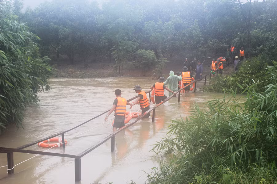 Lực lượng Quân đội sẵn sàng cứu hộ cứu nạn khi mưa lũ xảy ra. Ảnh: Nguyễn Diệp