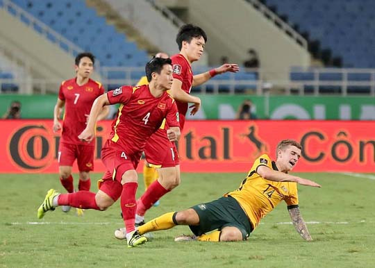 Các cầu thủ Australia (phải) đã gặp không ít khó khăn trước đội chủ nhà Ảnh VFF