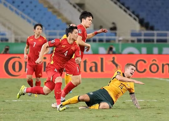 Các cầu thủ Australia (phải) đã gặp không ít khó khăn trước đội chủ nhà Ảnh VFF