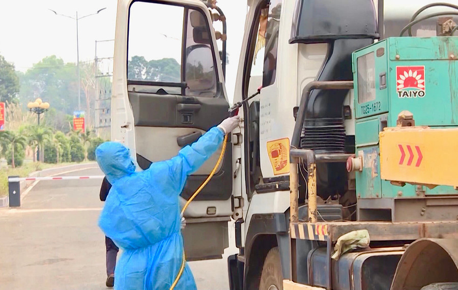 Phun khử khuẩn xe vận chuyển hàng hóa qua khu vực Cửa khẩu Quốc tế Lệ Thanh (huyện Đức Cơ). Ảnh: Hà Duy Phun khử khuẩn xe vận chuyển hàng hóa qua khu vực Cửa khẩu Quốc tế Lệ Thanh (huyện Đức Cơ). Ảnh: Hà Duy