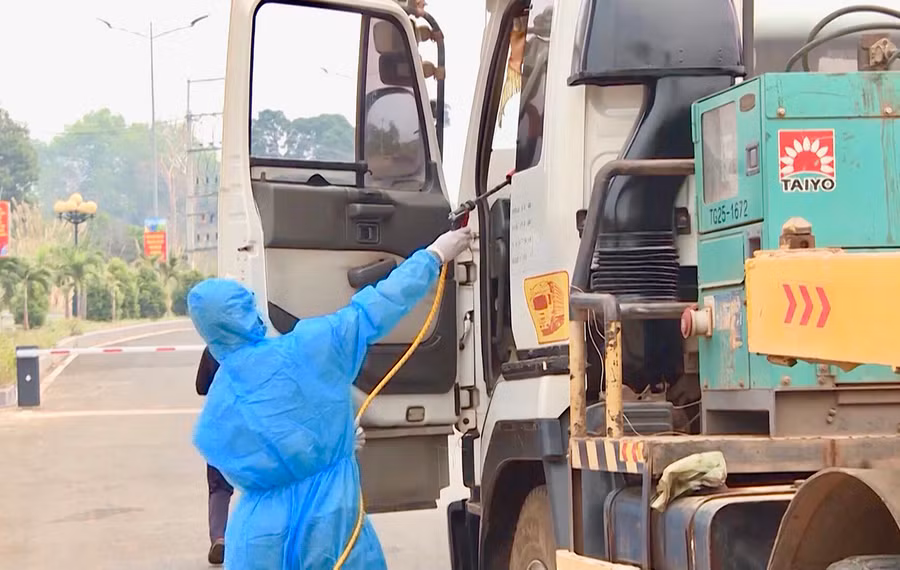 Phun khử khuẩn xe vận chuyển hàng hóa qua khu vực Cửa khẩu Quốc tế Lệ Thanh (huyện Đức Cơ). Ảnh: Hà Duy