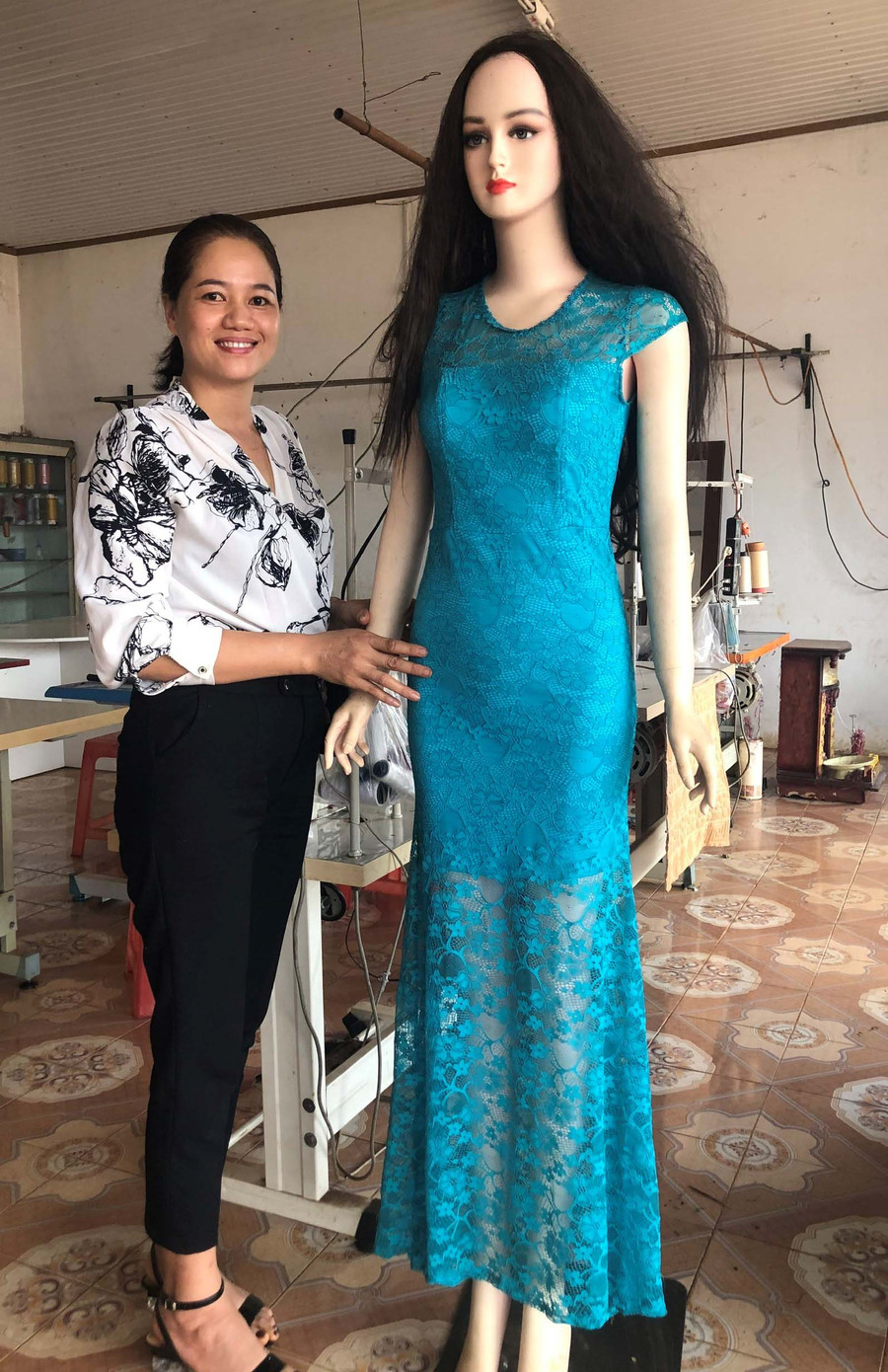 Chị Hoài bên sản phẩm do các thành viên trong tổ nhận gia công. Ảnh: Anh Huy