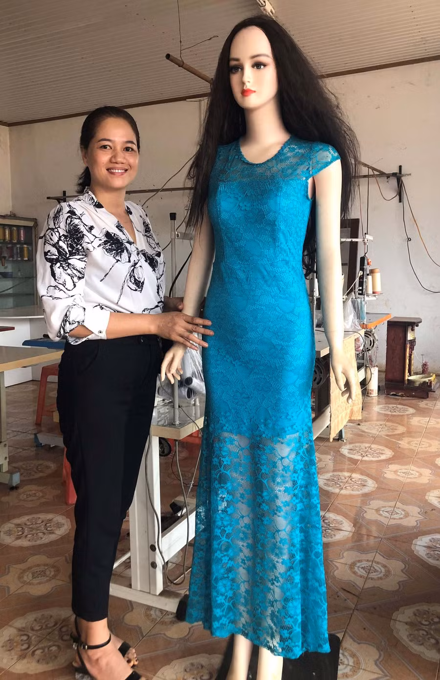 Chị Hoài bên sản phẩm do các thành viên trong tổ nhận gia công. Ảnh: Anh Huy