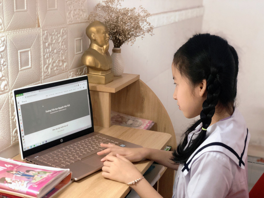 Học sinh tiểu học tại TP. Pleiku làm quen với hệ thống học tập trực tuyến. Ảnh: Đỗ Hằng