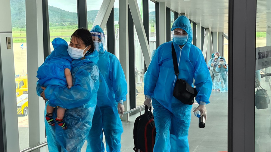 Một thai phụ có con nhỏ về đến sân bay Liên Khương. Ảnh: Lâm Viên