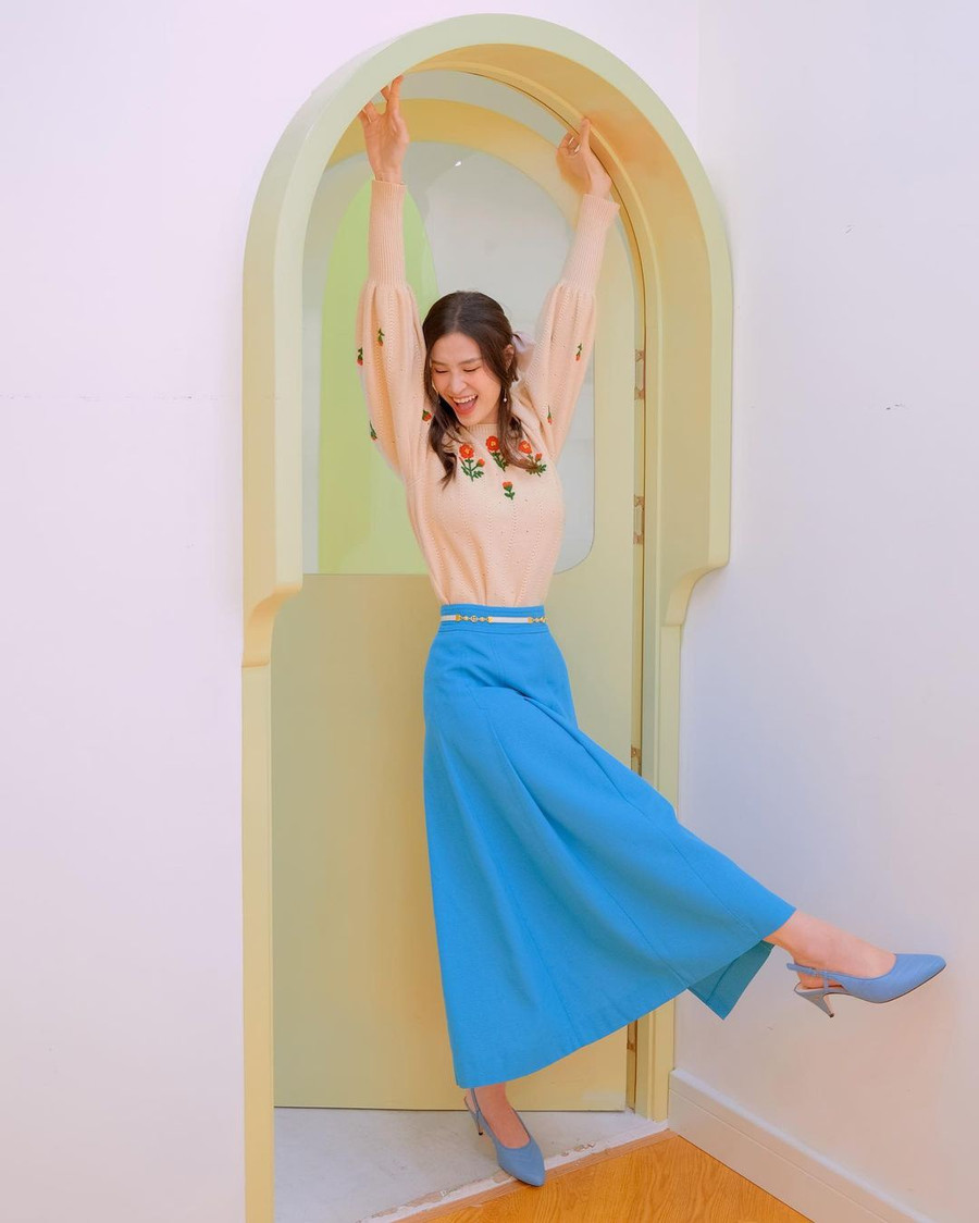 Ca sĩ Đông Nhi xinh đẹp và duyên dáng trong bộ outfit mùa thu nổi bật với áo len thêu hoa của Gucci mix cùng chân váy midi xanh thời thượng. Set đồ là một gợi ý cho bạn gái trong những ngày đầu thu se lạnh.