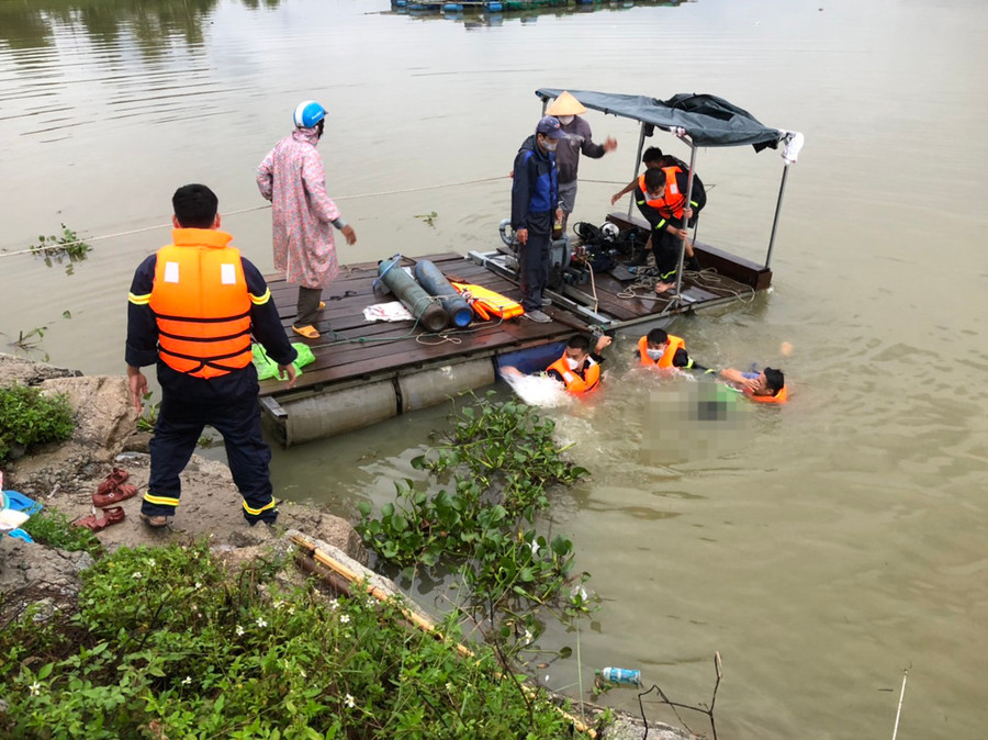 Lực lượng chức năng đưa thi thể nạn nhân lên bờ. Ảnh: Lê Anh Lực lượng chức năng đưa thi thể nạn nhân lên bờ. Ảnh: Lê Anh