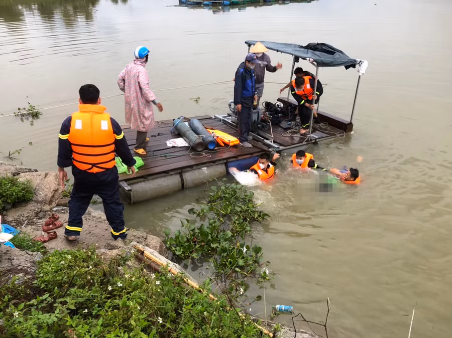  Lực lượng chức năng đưa thi thể nạn nhân lên bờ. Ảnh: Lê Anh