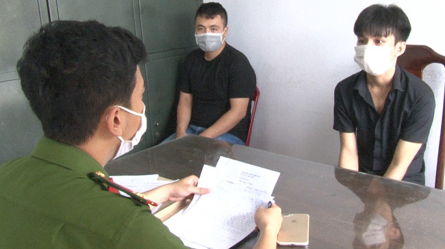 Công an lấy lời khai của Lê Hữu Dũng và Trần Thanh Tân. (Ảnh: C.Q) Công an lấy lời khai của Lê Hữu Dũng và Trần Thanh Tân. (Ảnh: C.Q)