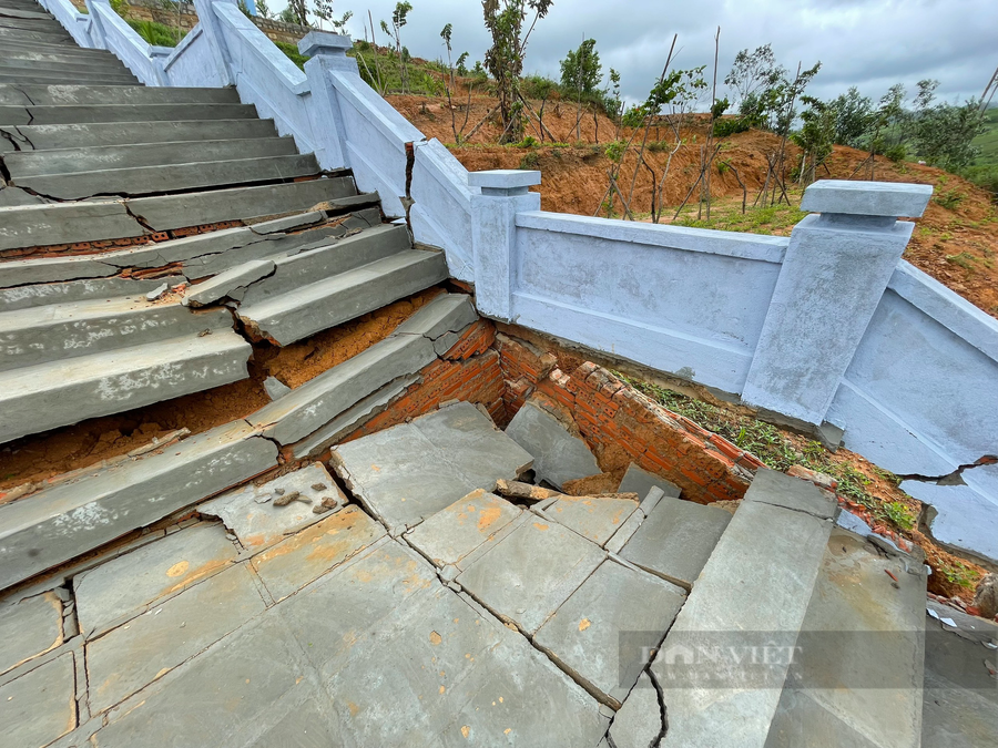 Các bậc thang bị nứt và sụt lún tạo thành những hố sâu