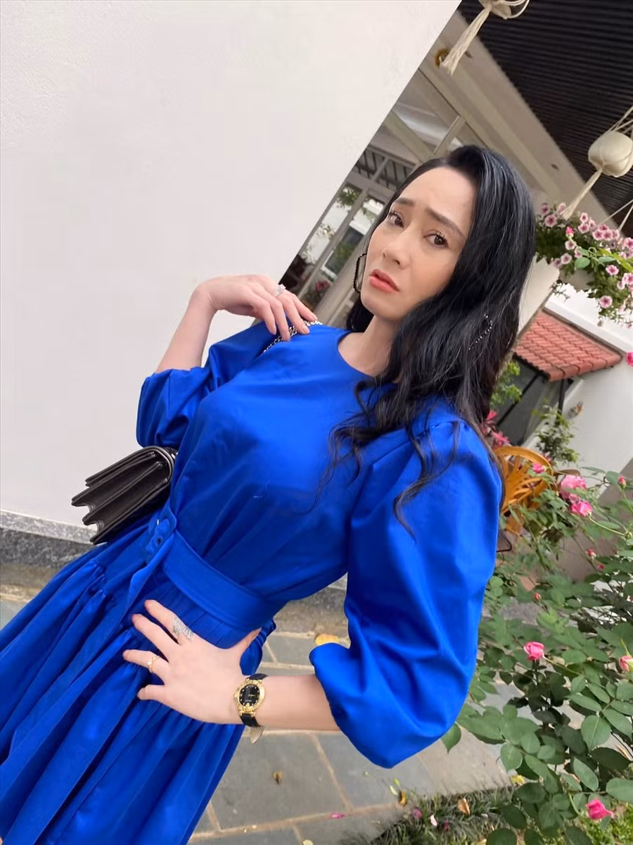 Trong phim, dù đã là mẹ chồng của 2 nàng dâu, thế nhưng, bà Xuân cũng không ngại diện những trang phục có màu sắc nổi bật. Trong ảnh, sao nữ diện đầm xanh coban tôn dáng, kết hợp với phụ kiện là đồng hồ và túi đeo vai hợp mốt. Ảnh: NV