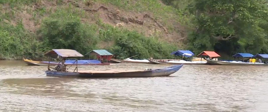 Những chiếc thuyền máy tập kết trên sông Sê Pôn phía bờ nước bạn Lào giữa ban ngày. Ảnh: THANH LỘC