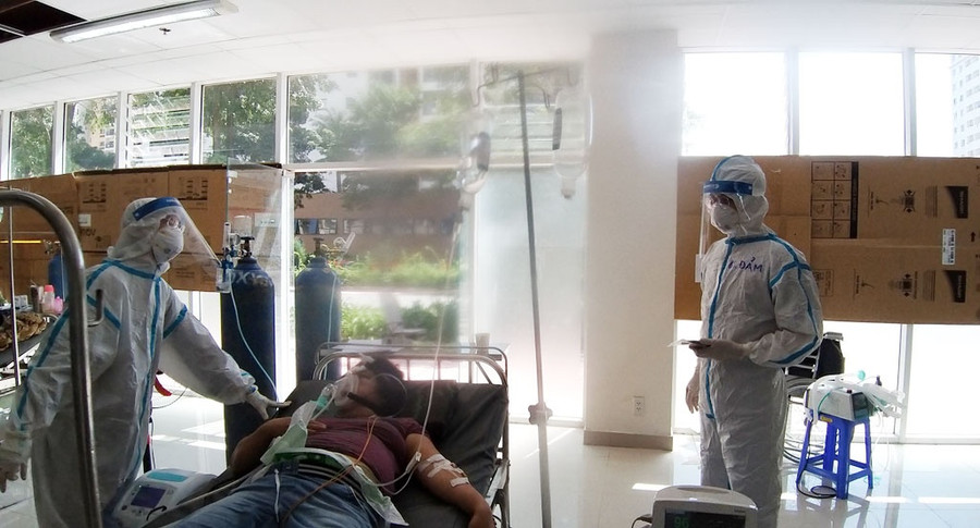 Sư cô Thích Nữ Nhuận Bình (trái) chăm sóc bệnh nhân