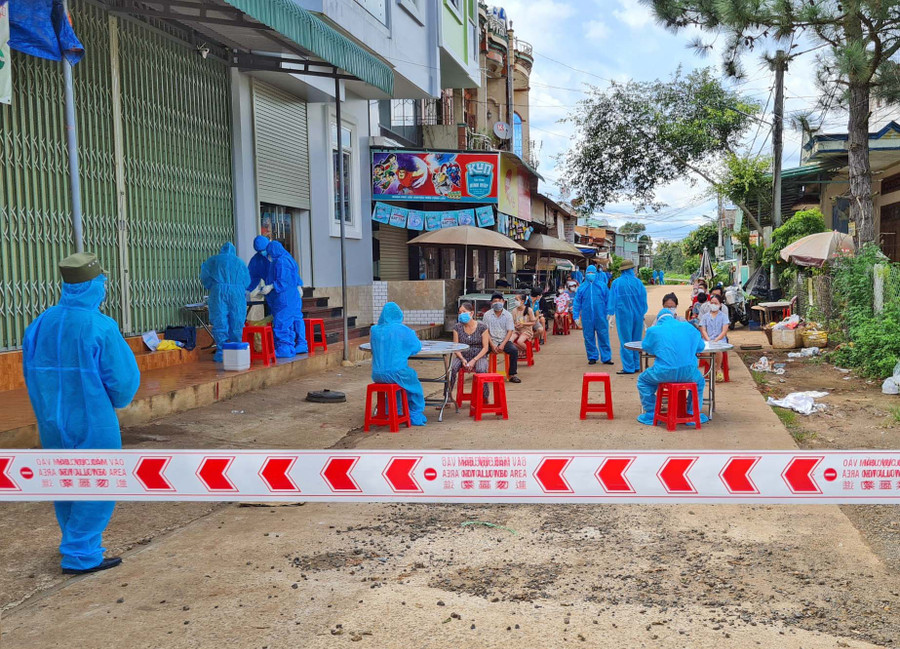 Nhân viên y tế lấy mẫu xét nghiệm Covid-19 cho người dân xã An Phú (TP. Pleiku) . Ảnh: Phan Lài