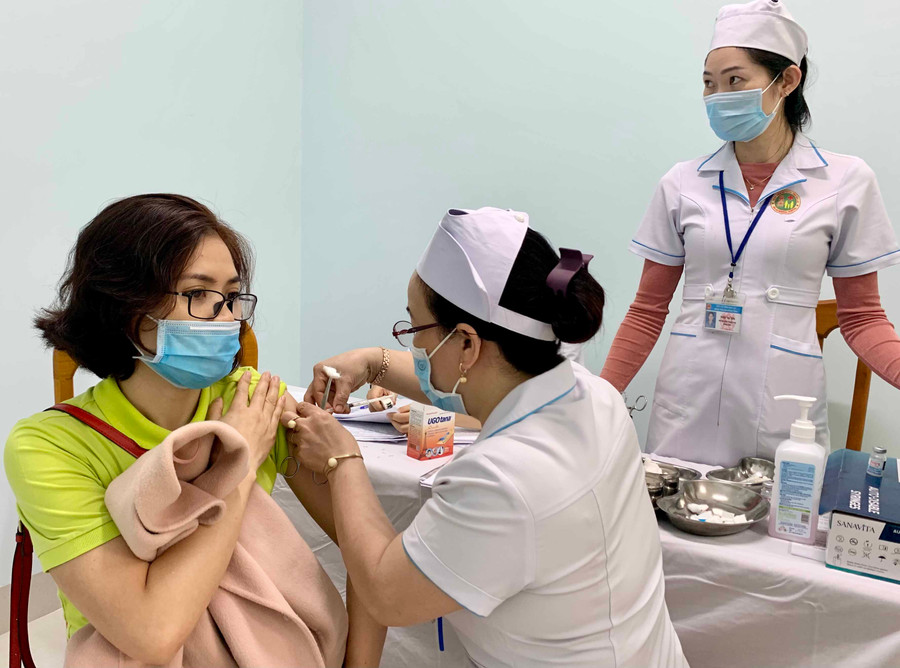 Người dân tiêm vắc xin phòng Covid-19 tại Bệnh viện Đa khoa tỉnh. Ảnh: Như Nguyện Người dân tiêm vắc xin phòng Covid-19 tại Bệnh viện Đa khoa tỉnh. Ảnh: Như Nguyện