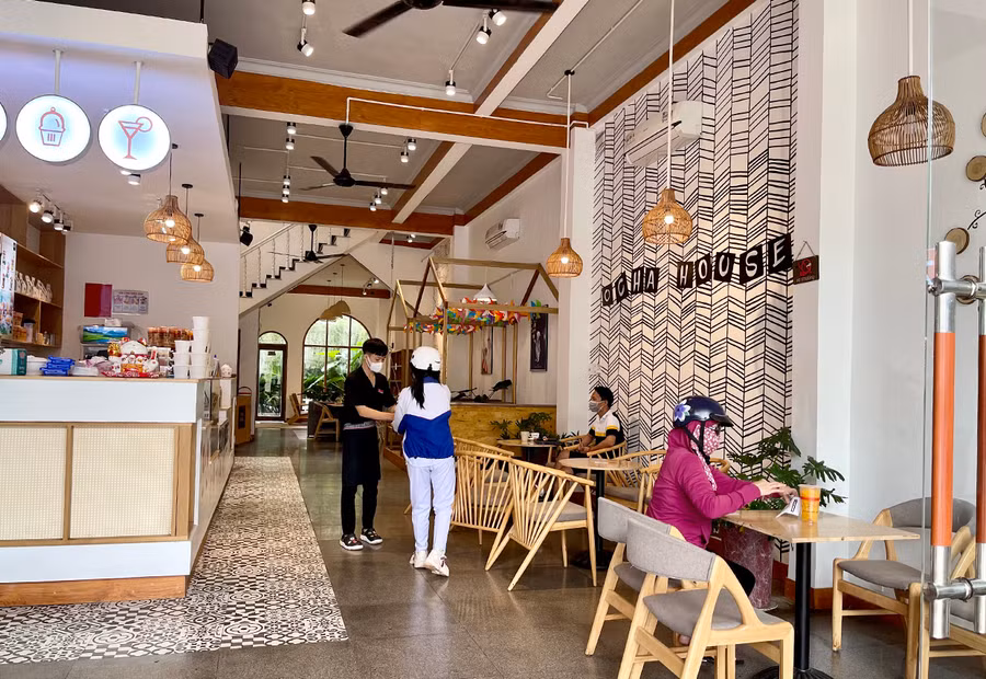 Các quán vẫn vắng khách sau 2 ngày được mở cửa trở lại phục vụ tại chỗ. Ảnh: Vũ Thảo